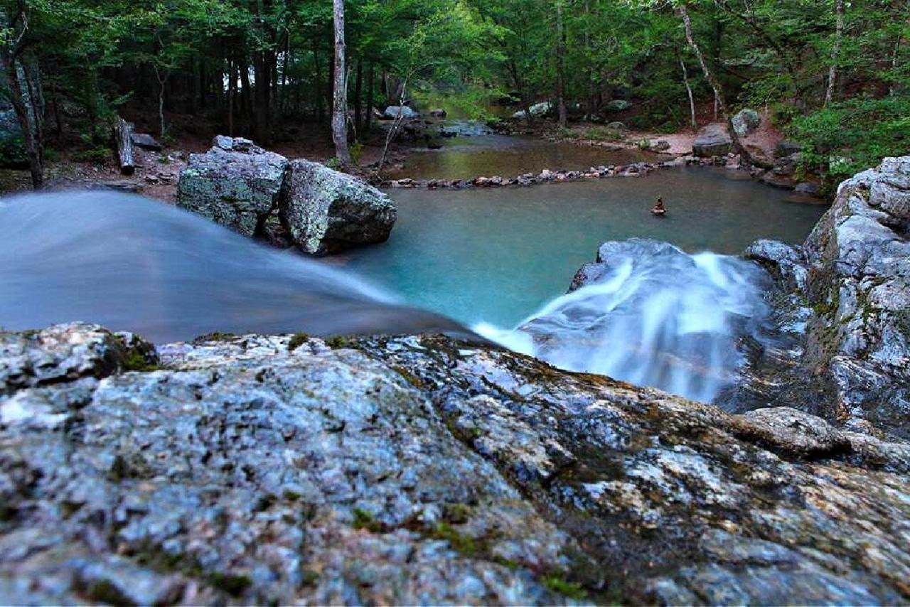 Secluded Home With Mini Waterfall And A Creek In هوت سبرنغز المظهر الخارجي الصورة